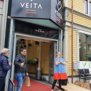 folk i inngangsparti til Veita