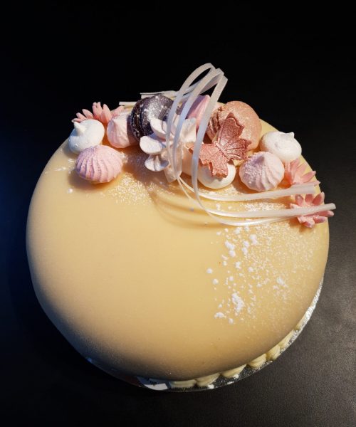Marsipankake med makron, marengs og sjokolade 26cm/1050kr, 20cm/730kr